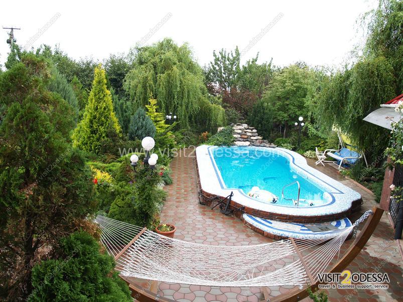 Private house in Odessa, total area of 500 sq.m., the big open pool, green territory for rent. House in Odessa, three floors, summer garden, pool.